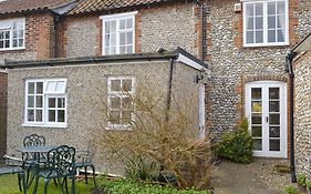Hollyhock Cottage -Uk33553